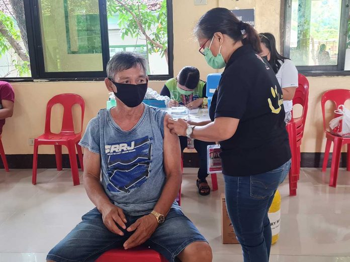 laua-an-residens-get-vaccine This man is receiving his first dose of AstraZeneca’s vaccine against coronavirus disease on May 18 at the Rural Health Unit of Laua-an, Antique. PHOTO FROM RHU LAUA-AN