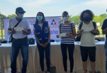 Deputy Administrator Esther Margaux “Mocha” Uson (third from left) of the Overseas Workers Welfare Administration leads the distribution of “reintegration assistance” to Iloilo’s overseas Filipino workers. JAP FAJARDO/PN