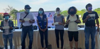 Deputy Administrator Esther Margaux “Mocha” Uson (third from left) of the Overseas Workers Welfare Administration leads the distribution of “reintegration assistance” to Iloilo’s overseas Filipino workers. JAP FAJARDO/PN