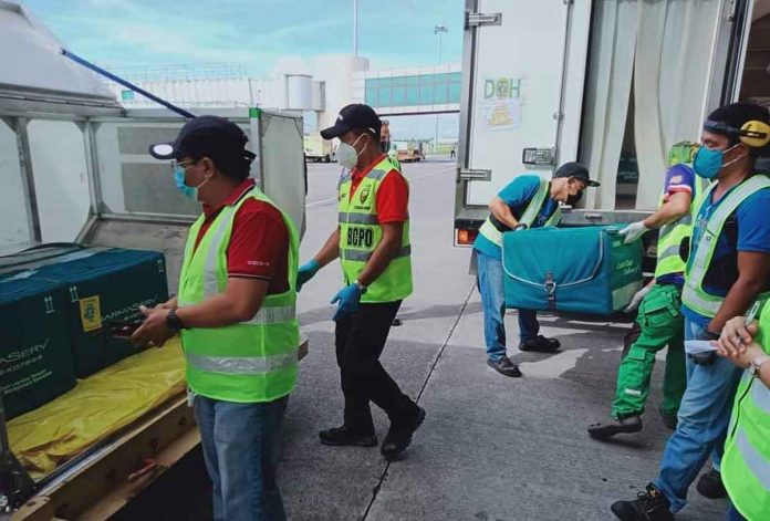 neg-occ-astrazeneca Personnel of the Provincial Incident Management Team of Negros Occidental facilitate the offloading of the 3,080 vials of the AstraZeneca vaccines delivered to the province yesterday. IMT NEGROS OCC