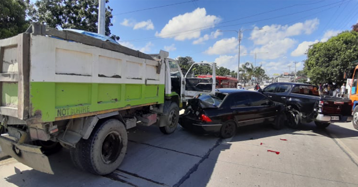 pavia-crash Five cars crashed along the national highway in Barangay Mali-ao, Pavia, Iloilo yesterday. No casualties were reported. JAP FAJARDO/PN