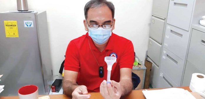 prc-2 Philippine Red Cross-Iloilo Chapter administrator Gilbert Valderrama holds a Universal Transport Media COVID-19 sample collection kit used for saliva testing self-collection. Uncomfortable with nasal swabbing? Perhaps the less invasive saliva testing is for you. There are now nine specimen collection centers for this kind of test in Western Visayas. JAPHET FAJARDO/PN