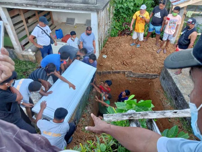 region-malinao Slain couple Jornas and Lucila Cabautan shared a burial plot at the Alaminos public cemetery in Madalag, Aklan on May 5. They were found dead in their house in Malinao, Aklan on May 4 and already in a state of decomposition. PHOTO BY CHE AROCHA