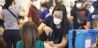 A healthcare worker administers an anti-coronavirus jab to a vaccinee at Central Philippine University’s gymnasium in Jaro, Iloilo City. The Department of Health has proposed a “brand agnostic” policy wherein the public will only know the vaccine brand they will receive upon arrival at the vaccination site. ARNOLD ALMACEN/CMO