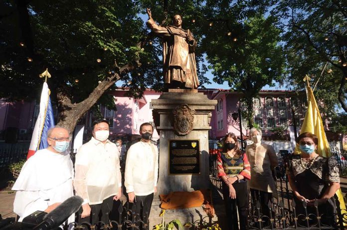 The second historical marker was unveiled at the Santo Tomas Plaza in Intramuros, Manila– the original site of the University of Santo Tomas. (From left to right) UST FMS Regent Fr. Angel Aparicio, OP, UST Rector Magnificus Very Rev.Richard Ang, OP, Manila’s Mayor Francisco Moreno Dumagoso, Tourism secretary Berna Romulo, Manila’s Vice Mayor Honey Lacuña- Pangan, and UST FMS Dean Ma.Lourdes Maglinao attend the event. The second historical marker was unveiled at the Santo Tomas Plaza in Intramuros, Manila– the original site of the University of Santo Tomas. (From left to right) UST FMS Regent Fr. Angel Aparicio, OP, UST Rector Magnificus Very Rev.Richard Ang, OP, Manila’s Mayor Francisco Moreno Dumagoso, Tourism secretary Berna Romulo, Manila’s Vice Mayor Honey Lacuña- Pangan, and UST FMS Dean Ma.Lourdes Maglinao attend the event.