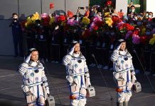 First crew blasts off to new China space station Astronauts Nie Haisheng (C), Liu Boming (R) and Tang Hongbo. Greg Baker/ Agence France-Presse