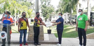 Gov. Arthur Defensor Jr. (right) awards a certificate of recognition to Wilmon Subong of Calinog, Iloilo.