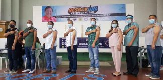 Gov. Florencio Miraflores (4th from left) game shows his vaccinated arm after getting his second dose of the vaccine against coronavirus disease 2019 in Kalibo, Aklan. With him are seven mayors who also got their second dose: Batan’s Rodell Ramos, Tangalan’s Gary Fuentes, Numancia’s Jeserel Templonuevo, Ibajay’s Jose Enrique Miraflores, Makato’s Abencio Torres, Lezo’s Mary Lenette Fernandez, and Madalag’s Alfonso Gubatina. PROVINCIAL HEALTH OFFICE-AKLAN PHOTO