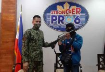Ka Alvin (right) surrenders his firearm to Lieutenant Colonel Gervacio Balmaceda Jr., chief of the Criminal Investigation and Detection Group in Region 6. JAPHET FAJARDO/PN