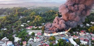 Thick smoke billows from the fire-hit Gaisano Grand Mall in San Jose, Antique on Thursday afternoon. PHOTO COURTESY OF JO ALIPALA/ STEPHEN LOUIE RAMOS CHECA