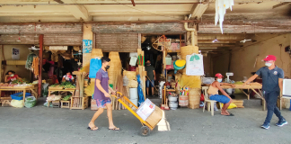 BACK IN BUSINESS. The Iloilo Terminal Market is bustling with activity again after the city government scrapped quarantine passes. Non-essential establishments except personal care services have also reopened at 30 percent capacity. JAPHET FAJARDO/PN