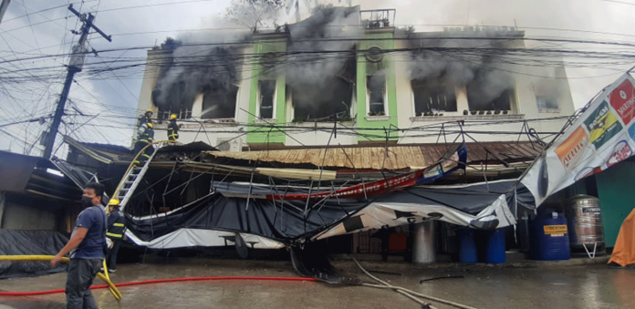 Smoke blankets the second floor of this commercial building in Barangay Jibolo, Janiuay, Iloilo on June 11, 2021. Firefighters from Janiuay, Calinog, Cabatuan, and Maasin towns responded. JAPHET FARJARDO/PN