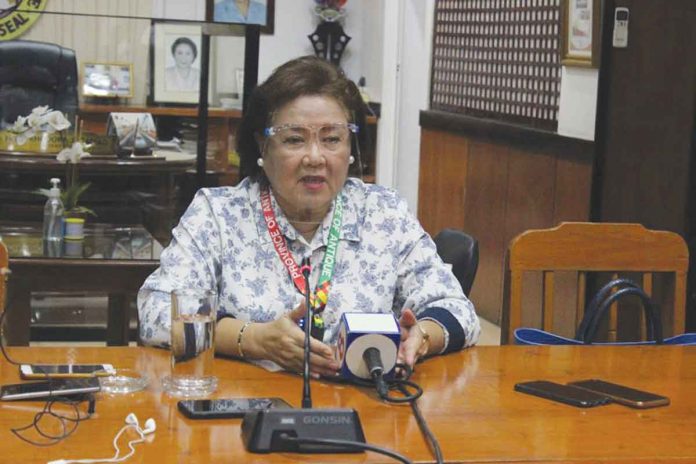 Antique’s Gov. Rhodora J. Cadiao would like policemen to avail themselves of the vaccine against coronavirus disease 2019. PNA PHOTO BY ANNABEL CONSUELO J. PETINGLAY