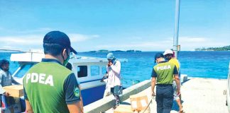 Operatives of the Philippine Drug Enforcement Agency use a trained dog to detect contrabands in Boracay Island, Malay, Aklan. PDEA-6 PHOTO