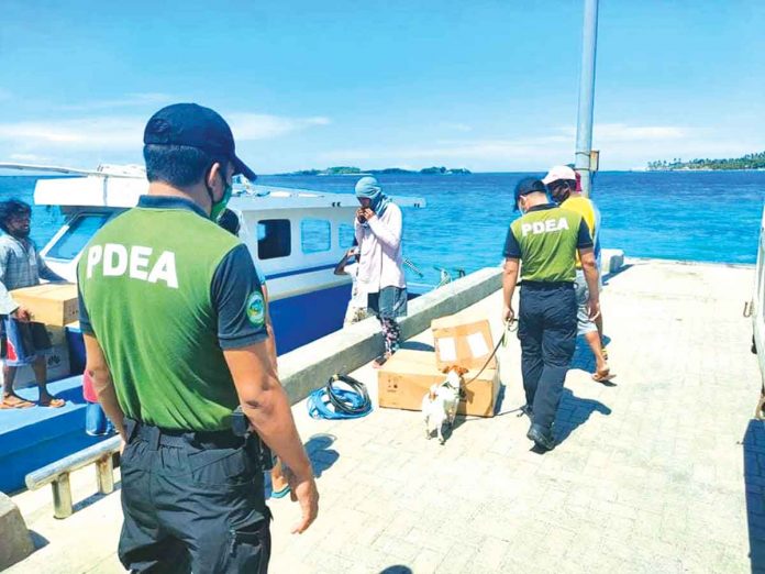 region-boracay-drug Operatives of the Philippine Drug Enforcement Agency use a trained dog to detect contrabands in Boracay Island, Malay, Aklan. PDEA-6 PHOTO