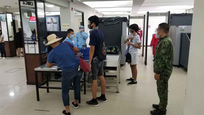 region-boracay-tourists-pic Domestic holidaymakers traveling to Boracay by air or sea must show proof of negative coronavirus test result taken not more than 72 hours before departure for the island. Boracay recorded 1,777 tourist arrivals last month. PHOTO BY CATICLAN AIRPORT PNP