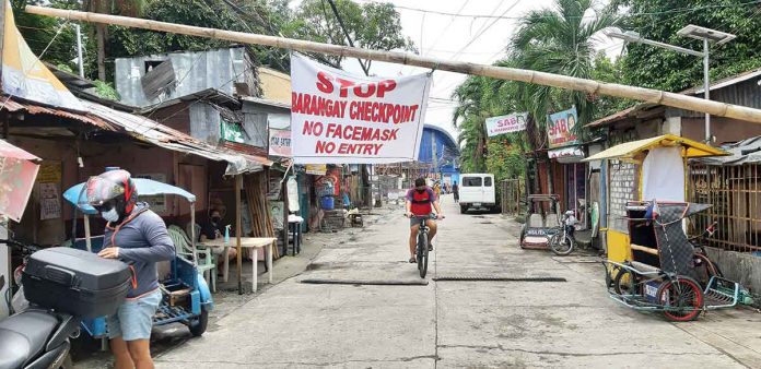 tarpaulin-checkpoint A tarpaulin is strategically hung at the entrance of Barangay East Baluarte, Molo, Iloilo City. Barangay officials and watchmen have the obligation to strictly enforce minimum health standards to prevent the spread `of coronavirus disease 2019. JAPHET FAJARDO/PN