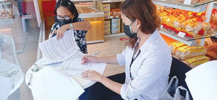 DOST-PR Filbake Food Corporation’s purchasing manager, Shy Ivy Lim, and executive vice president, Josefina Lucille Dela Cruz, sign the memorandum of agreement for the company’s availment of SETUP iFund assistance.