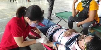 Igbaras, Iloilo’s Mayor Jaime Esmeralda donates blood during a bloodletting activity at the municipal gymnasium. “It is our moral and social responsibility to help people in need,” says Esmeralda, a physician who has donated blood 15 times already by his own count. JAIME ESMERALDA/FB