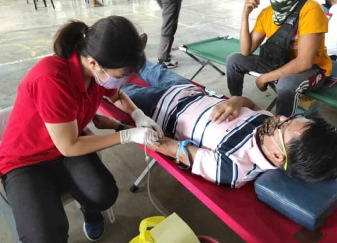 blood-donation-pic Igbaras, Iloilo’s Mayor Jaime Esmeralda donates blood during a bloodletting activity at the municipal gymnasium. “It is our moral and social responsibility to help people in need,” says Esmeralda, a physician who has donated blood 15 times already by his own count. JAIME ESMERALDA/FB