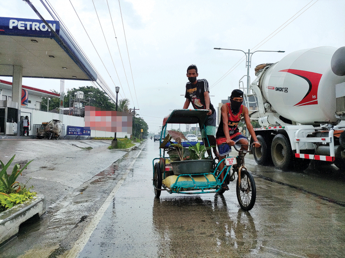 cnn-news A sikad driver pedals his bicycle in the street of Pavia, Iloilo, to transport a passenger and his goods. National statistician Dennis Mapa says the lower inflation rate in June was due to the lower transport cost. JAP FAJARDO/PN
