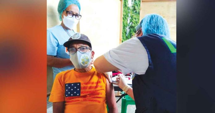 elederly-vaccinated An elderly receives his coronavirus disease 2019 jab in Barangay Mansilingan, Bacolod City, yesterday. A business leader based in Bacolod City on Wednesday, enjoined business establishments in Western Visayas to offer discounts to fully vaccinated customers. BACOLOD CITY PIO