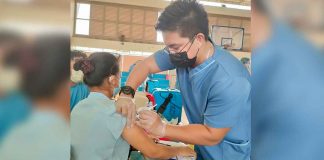 A healthcare worker gives a resident of Iloilo City a vaccine against coronavirus disease 2019 (COVID-19) at the gym of Ateneo de Iloilo in Mandurriao district. The school is one of the vaccination sites of the city government. JAPHET FAJARDO/PN