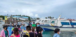 The local government of Malay, Aklan recommends rapid antigen tests for workers returning to Boracay Island to help workplaces there reopen and ensure tourists’ safety. Photo shows people queuing to board a boat bound for Boracay at the jetty port in Caticlan, Malay, Aklan.