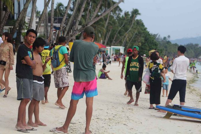 region-boracay-population The population of Boracay Island increased – from 32,267 in 2015 to 37,802 in 2020, the 2020 Census of Population and Housing.