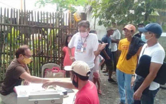 region-sacada Sugar migrant workers register at the “sacada desk” of the provincial government of Antique. The desk is under the Antique Provincial Planning and Development Office. ANTIQUE PROV’L GOV’T PHOTO