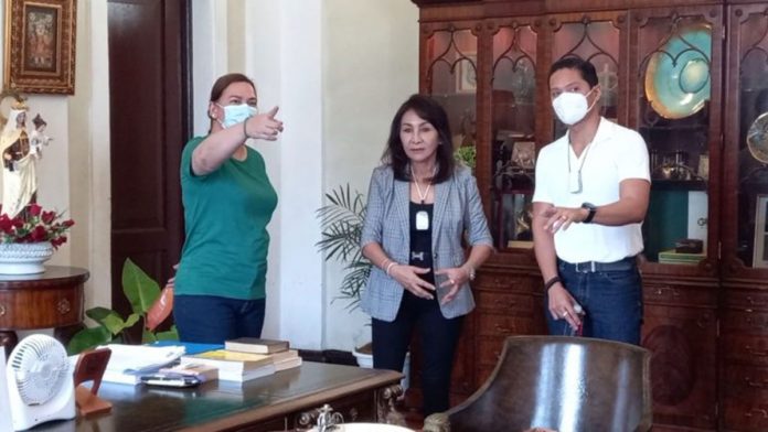 sara-duterte Davao City’s Mayor Sara Duterte-Carpio (left) visits Cebu Gov. Gwendolyn Garcia (center) at the Cebu capitol on Friday, July 9. With them is Rep. Vincent Franco “Duke” Frasco of Cebu’s 5th district. DALE ISRAEL/INQUIRER VISAYAS