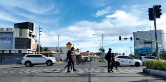 Pedestrians cross the Diversion Road in Iloilo City. From moderate risk last week, the city has been reclassified by the Department of Health as high risk area for coronavirus disease 2019. JAPHET FAJARDO/PN
