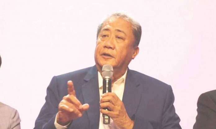 tugade “Ngayon, ang dating papel na lisensya, card na, at valid pa for five years!” says DOTr secretary Arthur Tugade. PN FILE PHOTO