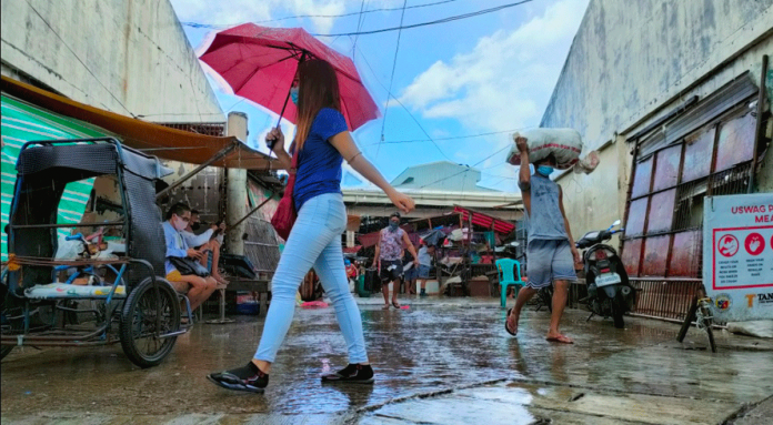 brgy-lockdowns Several parts of Iloilo City have been placed under surgical lockdown until Saturday, Aug. 28. Senior citizens and minors or those who are pregnant or suffering from any comorbidity must stay at home except for the purpose of accessing essentials, or for work. Photo shows shoppers and workers at the Iloilo Terminal Market. PANAY NEWS PHOTO