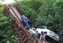 Bridge collapses; 13 people rescued A steel bridge in Barangay Balabag, La Carlota City, Negros Occidental collapsed on Sunday afternoon, Aug. 1. According to witnesses, the collapse happened while three vehicles were trying to cross the bridge. THE CITYBRIDGE BAGO CITY/JIM PIELDAD PHOTO