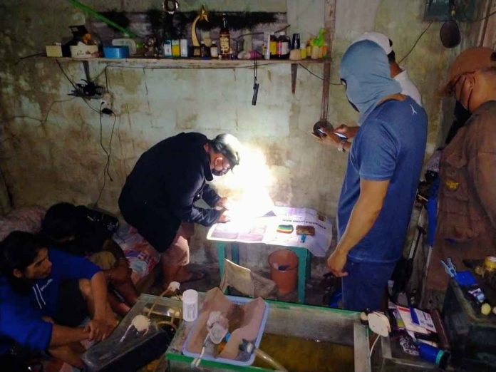 drug-raps-vs-two-men Two men were collared in an anti-drug operation in Barangay Pahanocoy, Bacolod City on Aug. 14. POLICE STATION 8/BCPO