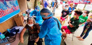 An elderly receives a vaccine against coronavirus disease 2019 in Barangay San Isidro, Jaro, Iloilo City. A total of 424 residents availed themselves of the free anti-coronavirus jabs yesterday. PANAY NEWS PHOTO