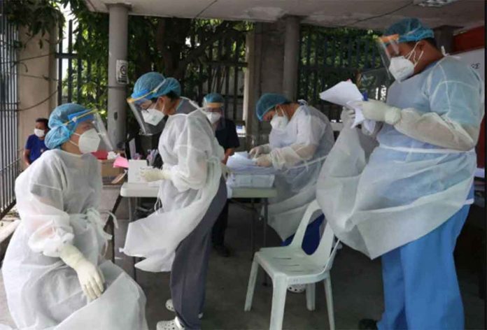 Health workers on duty at the Santa Ana Hospital in Manila. DOH secretary Francisco Duque says, the chief of hospitals would be liable for any unlawful release of benefits promised to healthcare workers catering to COVID-19 patients.EDWIN BACASMAS