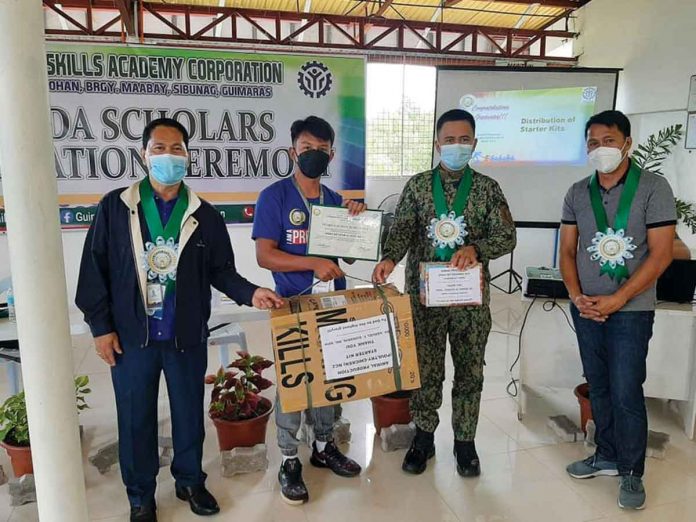 livelihood-kit-guimaras Aside from the livelihood training, each displaced worker receives a layer chicken starter kit and starter kit feeds during the graduation ceremony on August 10 in Barangay Maabay, Sibunag, Guimaras. GUIMARAS PIO