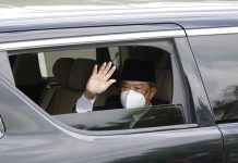 Malaysian PM resigns after failing to get majority support Embattled Malaysian Prime Minister Muhyiddin Yassin waves from a car while entering the National Palace to meet with the King, Sultan Abdullah Ahmad Shah, in Kuala Lumpur, Malaysia on Monday. AP/FL WONG