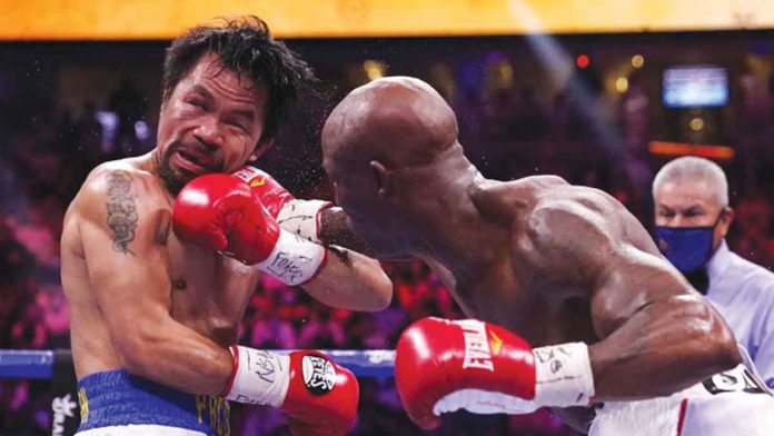 momen-manny-pacquiao-dikalahkan-yordenis-ugas_169 Cuban fighter Yordenis Ugas unloads a solid right punch straight to the face of Filipino boxer Manny Pacquiao during their WBA welterweight championship clash on Saturday night (Sunday in the Philippines). AP