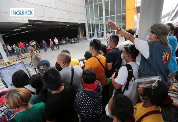news-fake-nws Citizens wanting to get inoculated with the COVID-19 vaccine flock to a mall in Antipolo City last August 5, on the eve of the two-week lockdown, which will be imposed by the government from August 6 to 20. Some would-be vaccinees said they went to the vaccination site because of an alleged report that people without vaccines will not be allowed to go out. INQUIRER/GRIG MONTEGRANDE