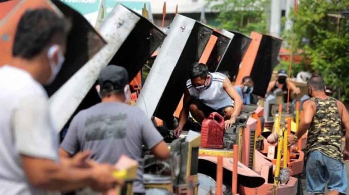 news-ltfrb Drivers of traditional jeepney of a local operator in San Juan City check their respective vehicles in June 2020, as the LTFRB allowed UV express units and traditional jeepneys to ply their routes in Metro Manila with the easing of the quarantine status. INQUIRER/GRIG MONTEGRANDE