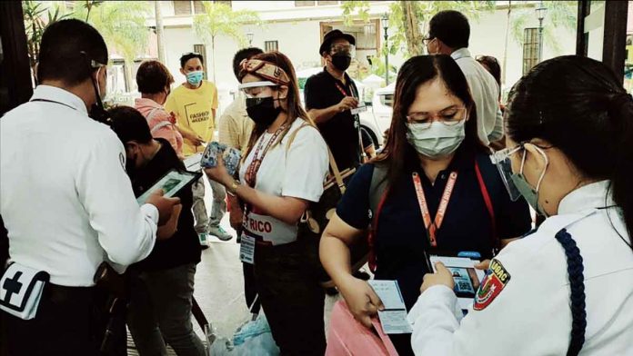 no-capitol-restrictions NO VAX, NO ENTRY. Employees and the transacting public present their vaccination cards at the entrance of the Iloilo City Hall. Beginning yesterday, Aug. 2, 2021, the city government has restricted the entry of people to only those who have been fully vaccinated against coronavirus disease 2019. PANAY NEWS PHOTO