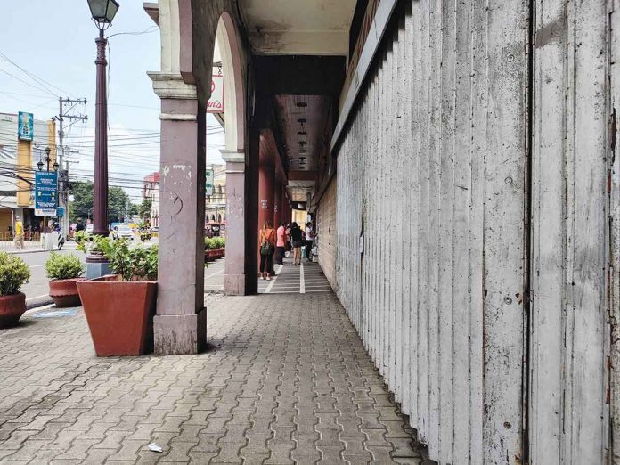photocaps Non-essential businesses in the city of Iloilo remain closed due to the hard lockdown, which started on Tuesday. A hard lockdown limits movements to only authorized individuals and essentials and further reduces the operational capacity of transport and businesses, resulting in earnings and job losses. PANAY NEWS