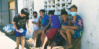 Vaccination against coronavirus disease among the adult population must be prioritized over children aged 12-17 years old, according to Dr. Joselito Villaruz, a pediatrician and president of West Visayas State University. Photo shows minors in Barangay Rizal Pala-pala, Iloilo City. PANAY NEWS PHOTO
