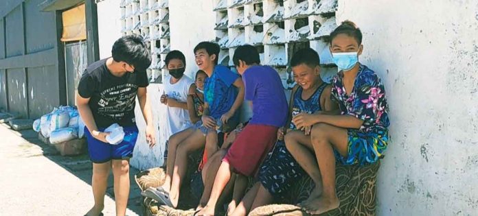 pic-children-2 Vaccination against coronavirus disease among the adult population must be prioritized over children aged 12-17 years old, according to Dr. Joselito Villaruz, a pediatrician and president of West Visayas State University. Photo shows minors in Barangay Rizal Pala-pala, Iloilo City. PANAY NEWS PHOTO