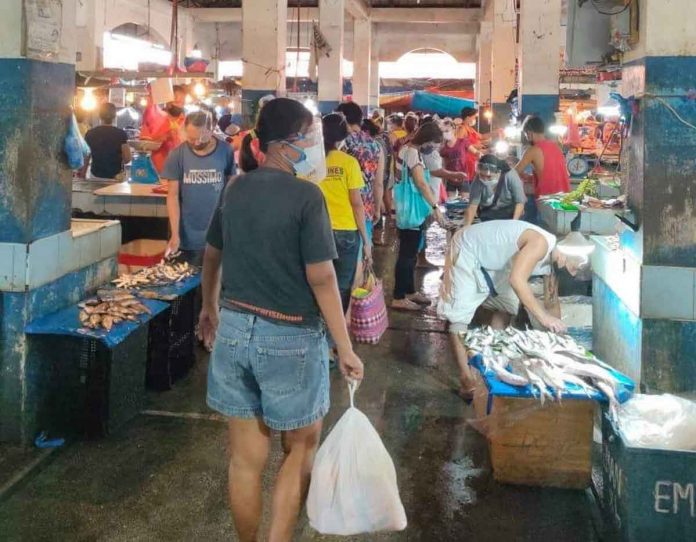 region-aklan-moderate People wear facemask and face shield at the public market of Kalibo, Aklan. The coronavirus risk level classification of Aklan has been downgraded to moderate risk.