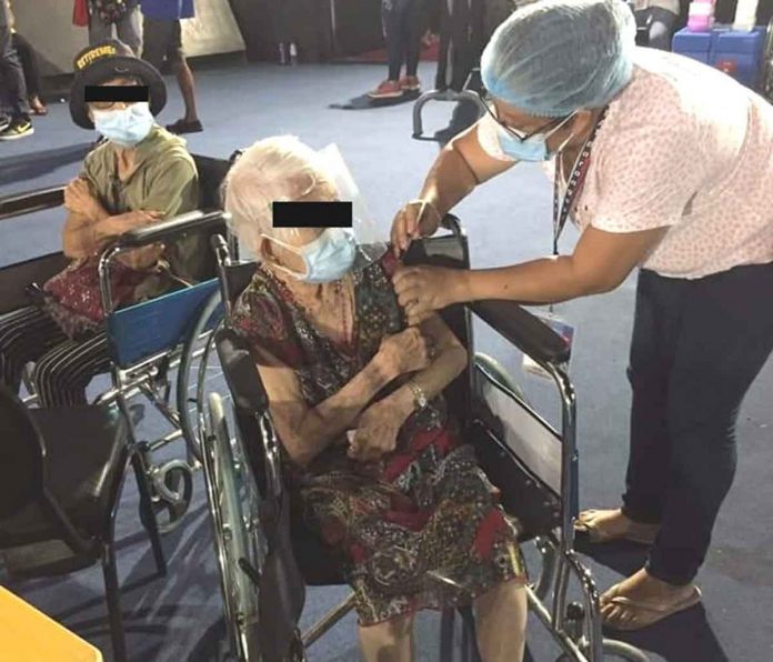 PROTECTED. A senior citizen takes a vaccine against coronavirus disease in Iloilo City. The Department of Health in Western Visayas says there has been an increase in jabs among the elderly due to the single-shot Janssen vaccine. PHOTO FROM THE ILOILO CITY GOVERNMENT FB PAGE