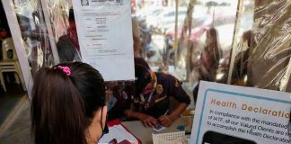 A client transacts at the Social Security System Iloilo Branch on corner JM Basa-Mapa streets, Iloilo City. PANAY NEWS PHOTO
